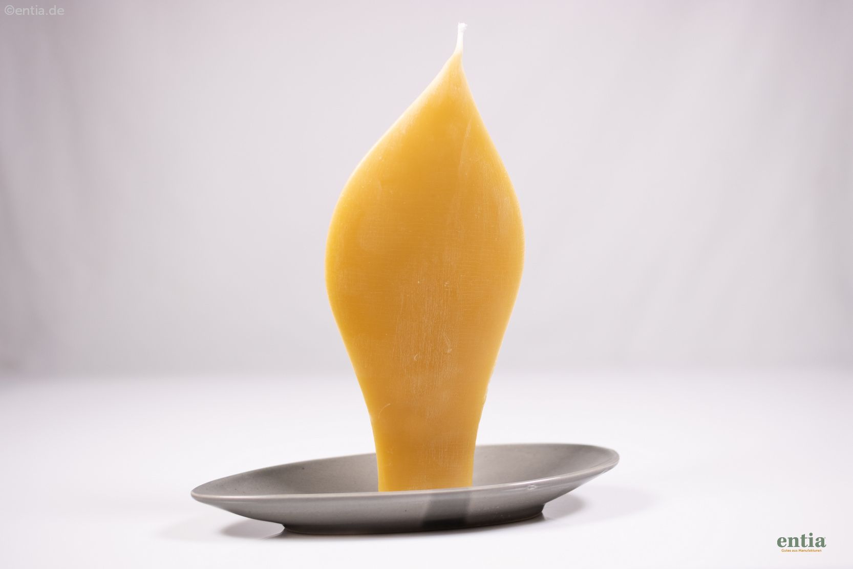 Gelbe Engelkerze mit grauem Keramik-Halter 
