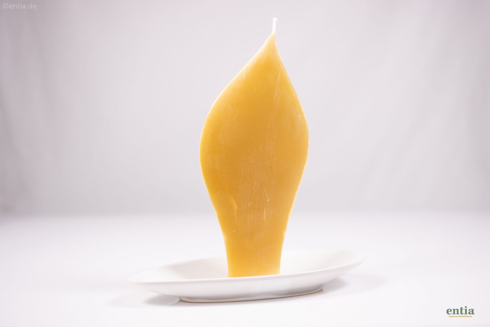 Gelbe Engelkerze mit weißem Keramik-Halter 