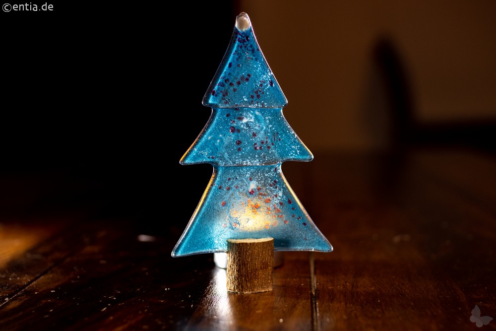 Weihnachtsdeko Kleine Tischtanne aus hellblauem Glas 